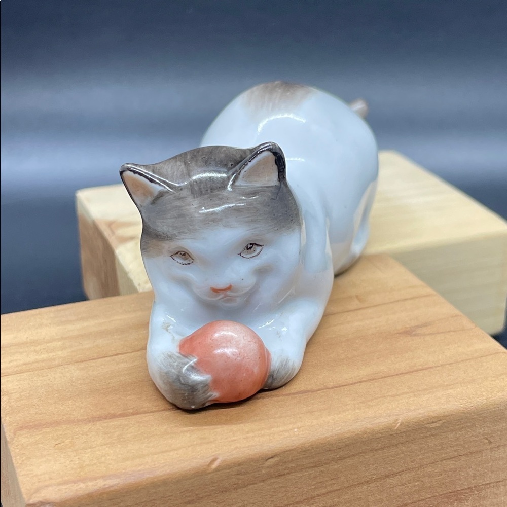Vintage MCM Ceramic Cat Figurine Hand-Painted Tabby with Ball of Yarn 4.5” - Picture 2 of 7